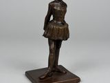 une statue en bronze représentant une femme en tutu