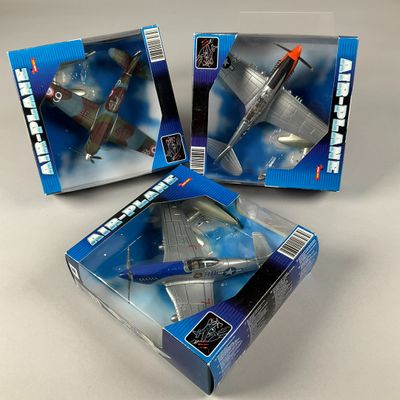 Trois cartons contenant des figurines Star Wars sont posés sur une table