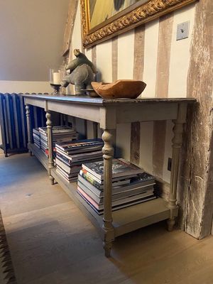une table sur laquelle sont posés plusieurs livres