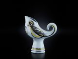 un vase blanc orné d'un oiseau jaune et noir