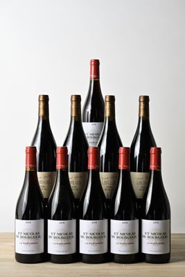 six bouteilles de vin sont alignées sur une table en bois