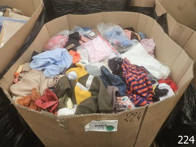 une boîte en carton remplie de vêtements et d'autres objets