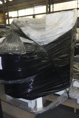 un gros tas de plastique noir emballé dans un entrepôt