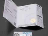 une photo d'un passeport et d'une carte d'identité posés sur une table