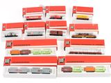il y a beaucoup de petits trains dans la boîte posée sur la table