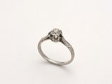 gros plan d'une bague en diamant sur une surface blanche