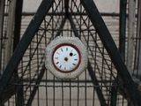 une horloge placée au milieu d'une cage