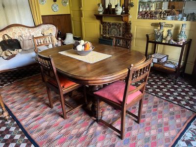 une salle à manger avec une table et des chaises