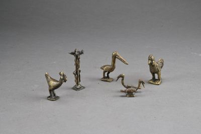 quatre figurines en bronze représentant des pélicans et des oiseaux sur un fond gris