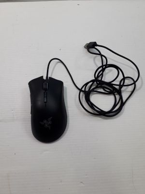 une souris d'ordinateur reliée par un câble