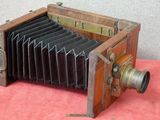 un vieil appareil photo en bois muni d'un objectif