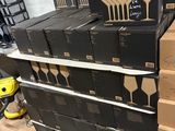 de nombreuses boîtes de couteaux et de fourchettes empilées les unes sur les autres