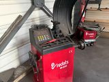 un gros plan sur une machine à démonter les pneus dans un garage