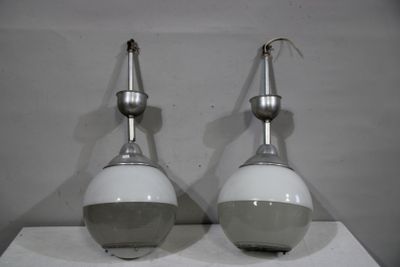 deux lampes blanches et grises posées sur une table blanche