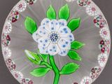 une plaque de verre sur laquelle est peinte une fleur