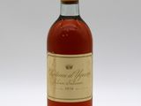 gros plan d'une bouteille de vin sur une surface blanche