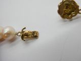 deux bijoux en or et perles posés sur un fond blanc