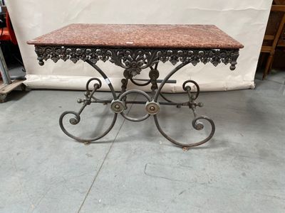 une table dont le plateau est en marbre