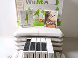 beaucoup de jeux Wii et de manettes posés sur la table