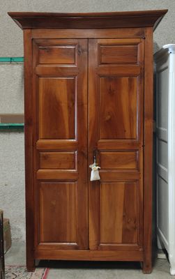 une armoire en bois surmontée d'une porte