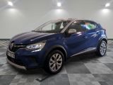 une voiture bleue garée dans une pièce au sol en damier