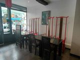 une table et des chaises dans une pièce avec une grande fenêtre