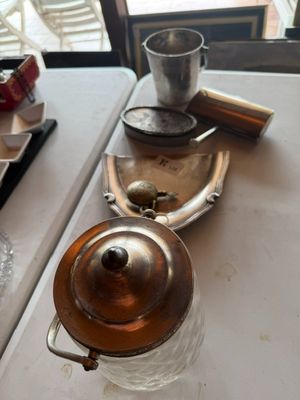 une théière posée sur une table, à côté d'une tasse et d'une soucoupe
