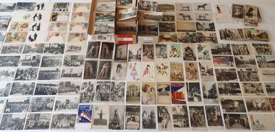 beaucoup de vieilles cartes postales sur la table