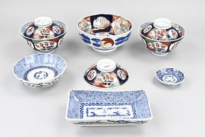 de nombreux types différents d'assiettes et de bols bleus et blancs