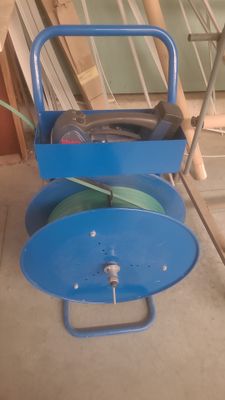 un tuyau bleu posé sur un chariot au milieu d'une pièce