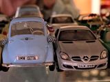 de nombreuses petites voitures exposées dans une vitrine