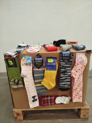 de nombreuses paires de chaussettes exposées sur une palette
