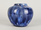 un vase bleu posé sur une table