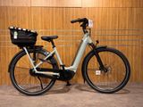 un vélo garé à côté d'un mur en bois