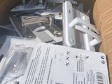 une boîte en carton contenant tout un tas d'appareils électroniques