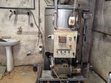 une salle de bains sale équipée d'un lavabo et de toilettes