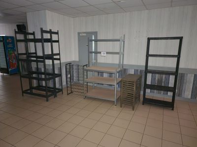 une pièce avec des étagères, des étagères et un bureau