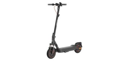 l'image d'un scooter posé sur une surface blanche
