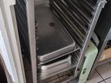 une photo d'une cuisine avec plusieurs casseroles dans le four