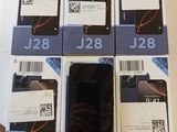 quatre boîtes contenant des téléphones portables noirs posées sur une table