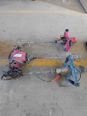 une machine rose et noire posée par terre à côté d'une ligne jaune