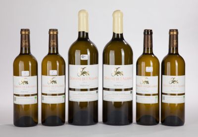 six bouteilles de vin sont alignées sur un fond blanc