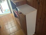 un petit réfrigérateur dans un coin de la pièce