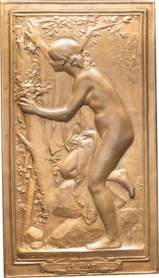 une photo d'une plaque en bronze représentant une femme et un chien