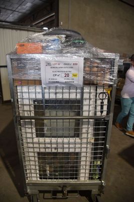 un chariot contenant de nombreux cartons dans un entrepôt