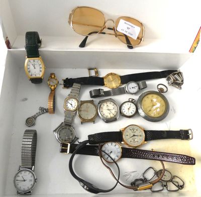 de nombreuses montres et lunettes différentes dans une boîte