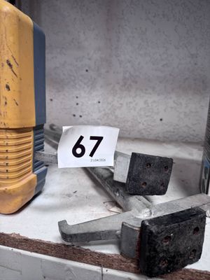 Une paire de marteaux lève plaque