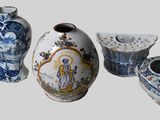 quatre vases posés les uns à côté des autres sur une table
