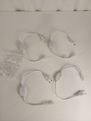 trois casques posés sur une table