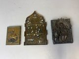 trois morceaux de métal sont posés sur une surface blanche